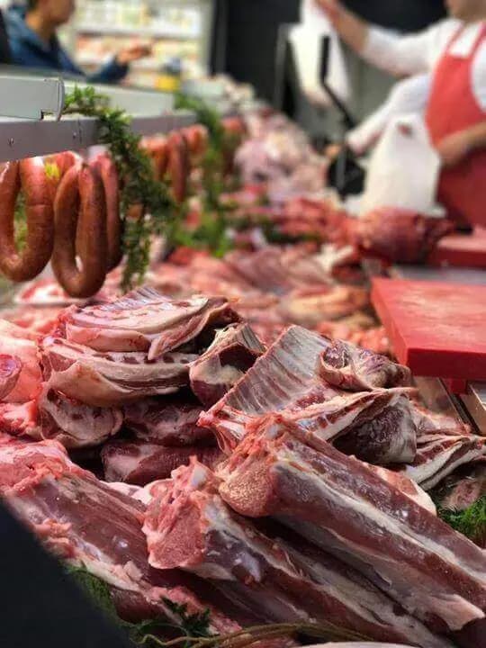 Frisches Fleisch in der Metzgerei